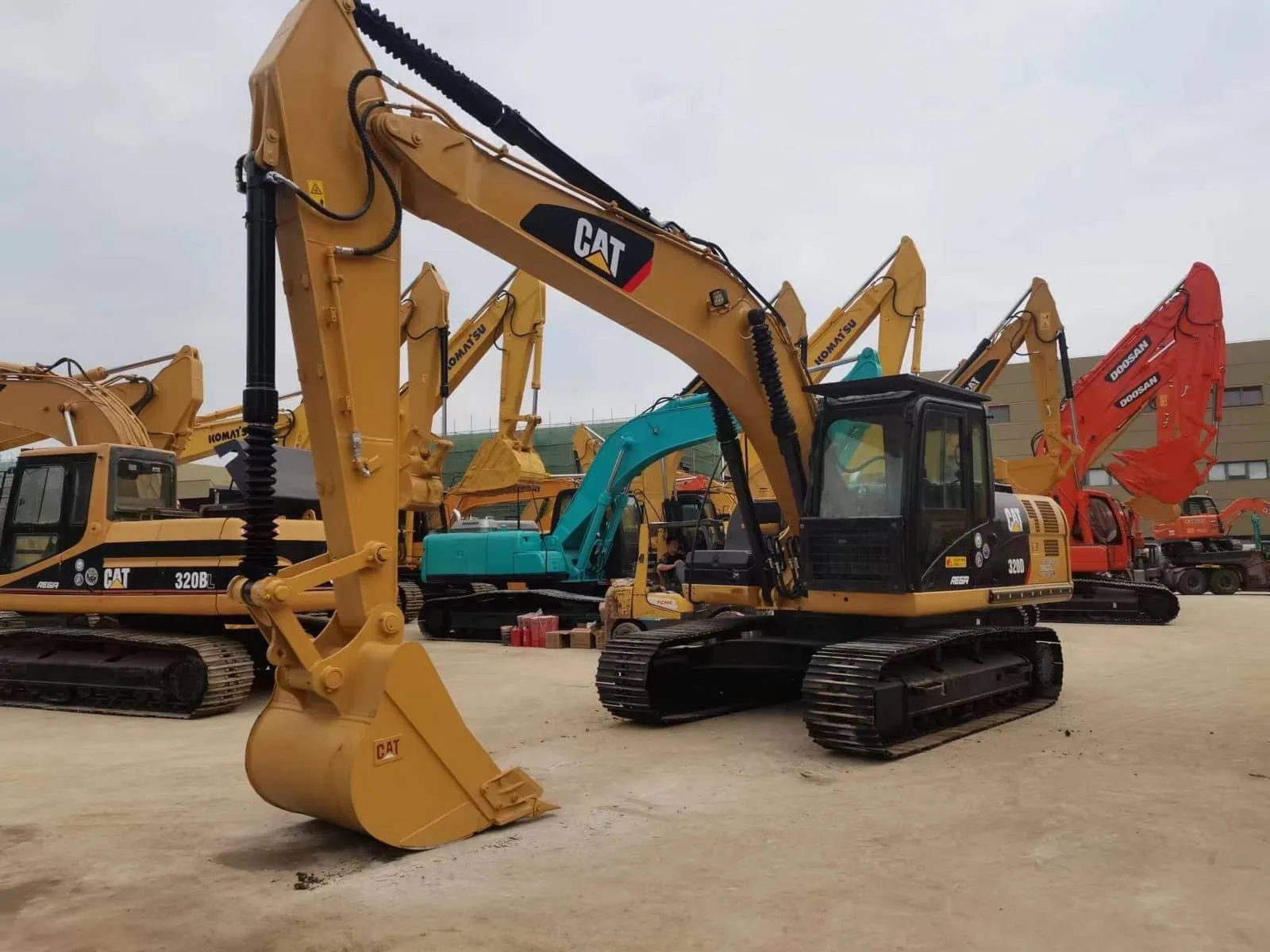 Used-excavator-CAT320D-3