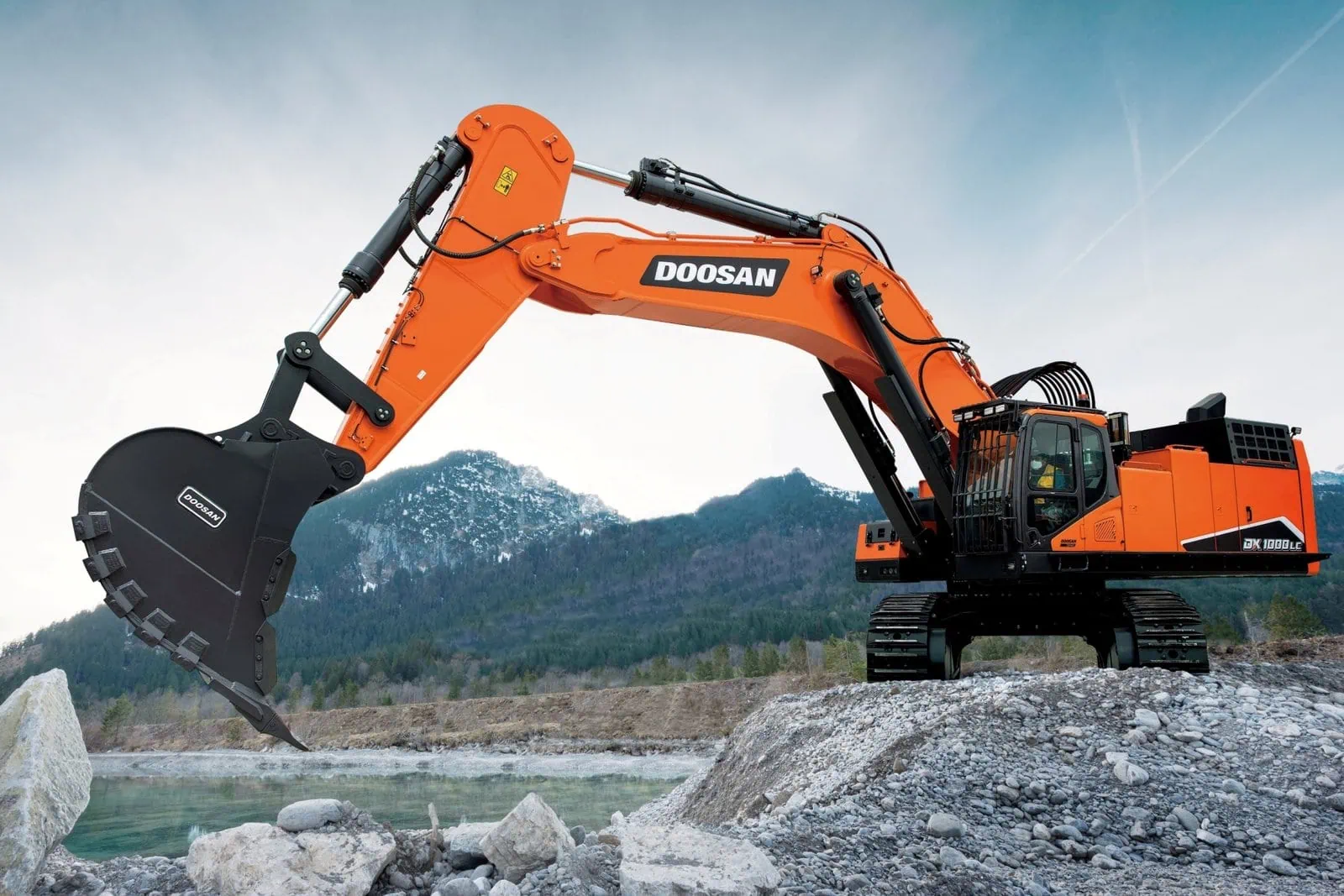 DOOSAN Used Excavator working in the field
