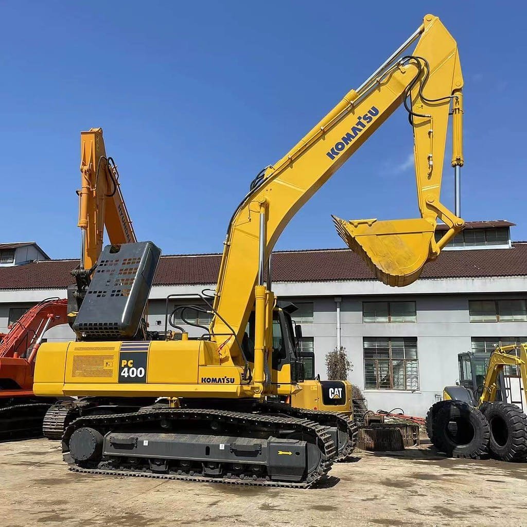 Excavadora usada de China en el sitio de construcción