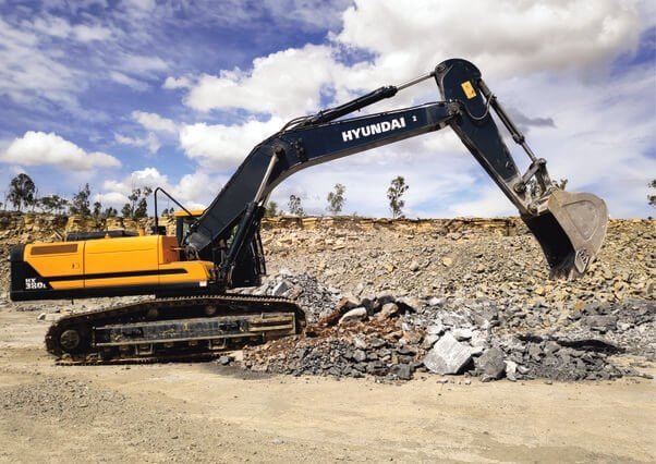 Excavadora usada de China excavando agregados
