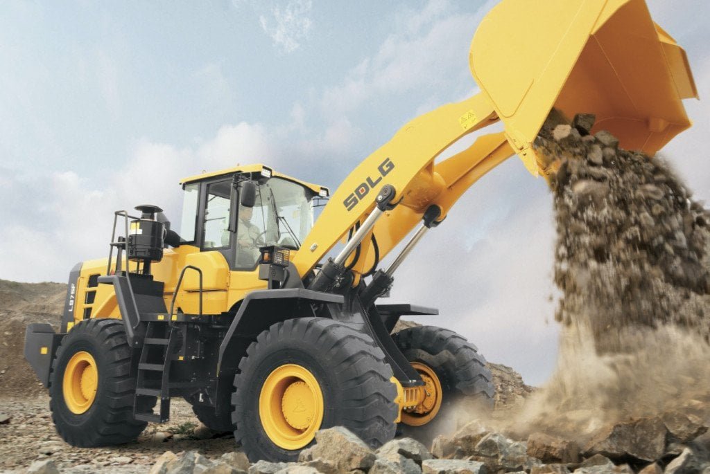 Wheeld loaders dumping coarse aggregate