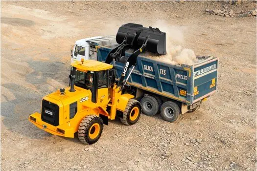 Used Wheel Loaders dumping soil