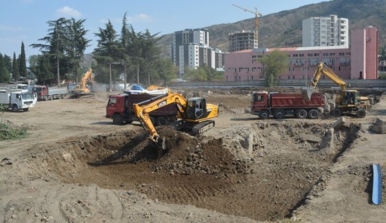 Camiones volquete Howo trabajando en proyecto de construcción