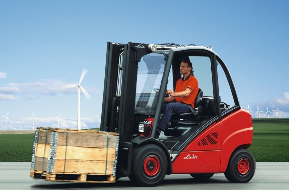 Chinese Used Forklifts carrying boxes