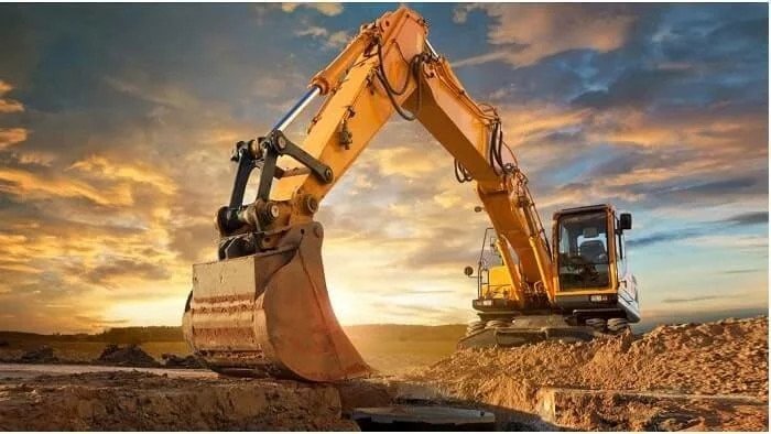 Excavadora usada trabajando en zona rocosa