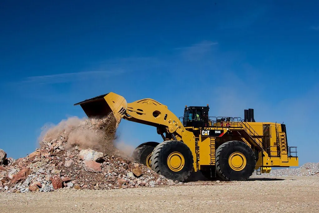 Used Wheel Loaders dumping waste