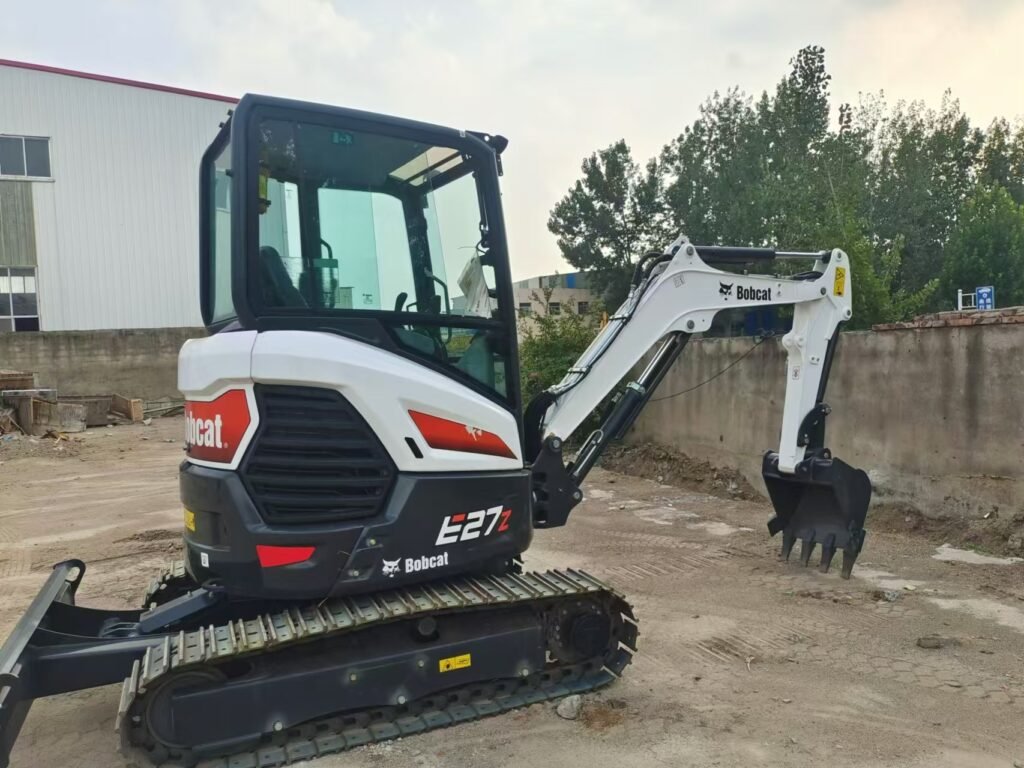 Excavadora usada Bobcat E27Z a la venta en buenas condiciones, disponible en stock en China
