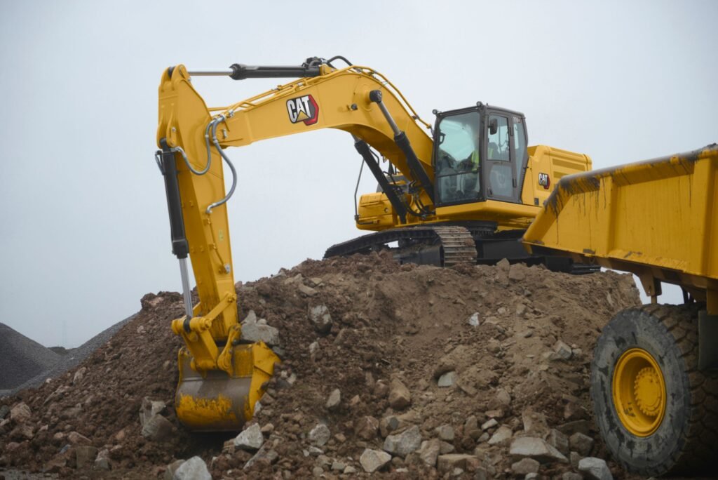 Excavadora de gatos usada 