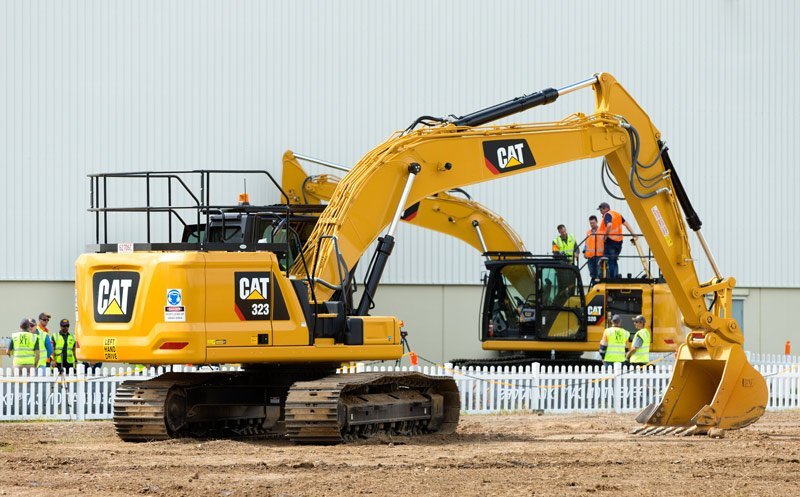 CAT320 против CAT323
